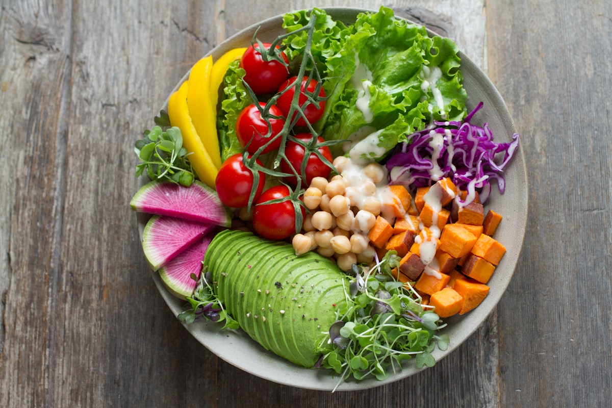 Plato equilibrado con verduras, proteínas y carbohidratos integrales
